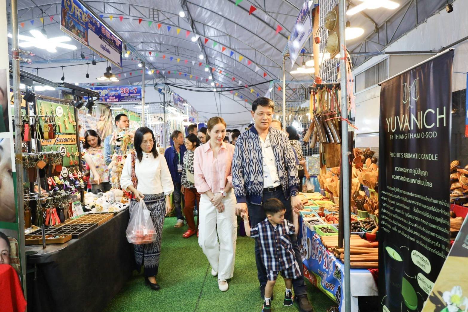 อธิบดี พช. สุดปลื้ม OTOP โคราช เข้มแข็ง ขานรับนโยบายรัฐบาล ชู Soft Power จัดสัญจรรวม 4 ภูมิภาค หวังกระตุ้นเศรษฐกิจฐานราก ในงาน OTOP โคราชสัญจร @ศาลากลางจังหวัดนครราชสีมา