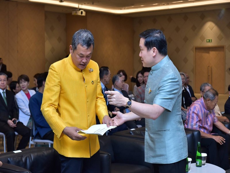 รองอธิบดี พช. ร่วมพิธีส่งมอบผ้าห่ม โครงการ “ไทบเบฟ.. รวมใจต้านภัยหนาว” ปีที่ 25