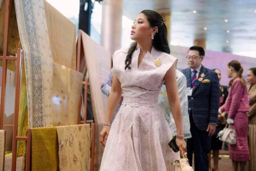 สมเด็จพระเจ้าลูกเธอ เจ้าฟ้าสิริวัณณวรี นารีรัตนราชกัญญา เสด็จเป็นองค์ประธานการประกวดผ้าลายพระราชทาน “ผ้าลายสิริวชิราภรณ์” และงานหัตถกรรม รอบตัดสิน ระดับประเทศ ประจำปี 2567